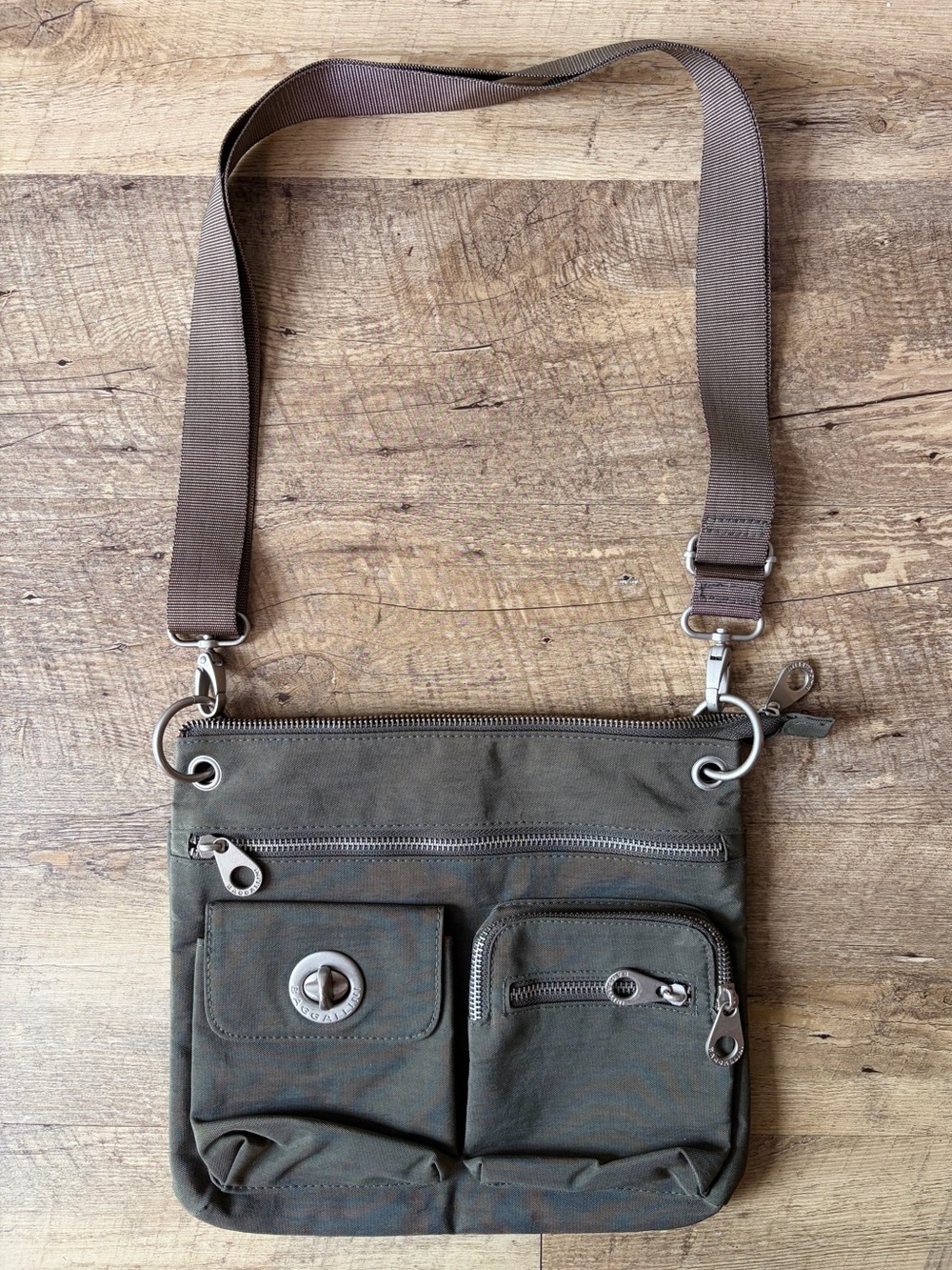Baggallini Army Green Nylon City Crossbody Bag Purse Travel Casual Organizer